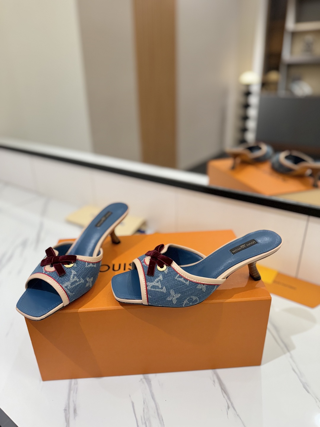 L0vis Vvtt0n Sandals