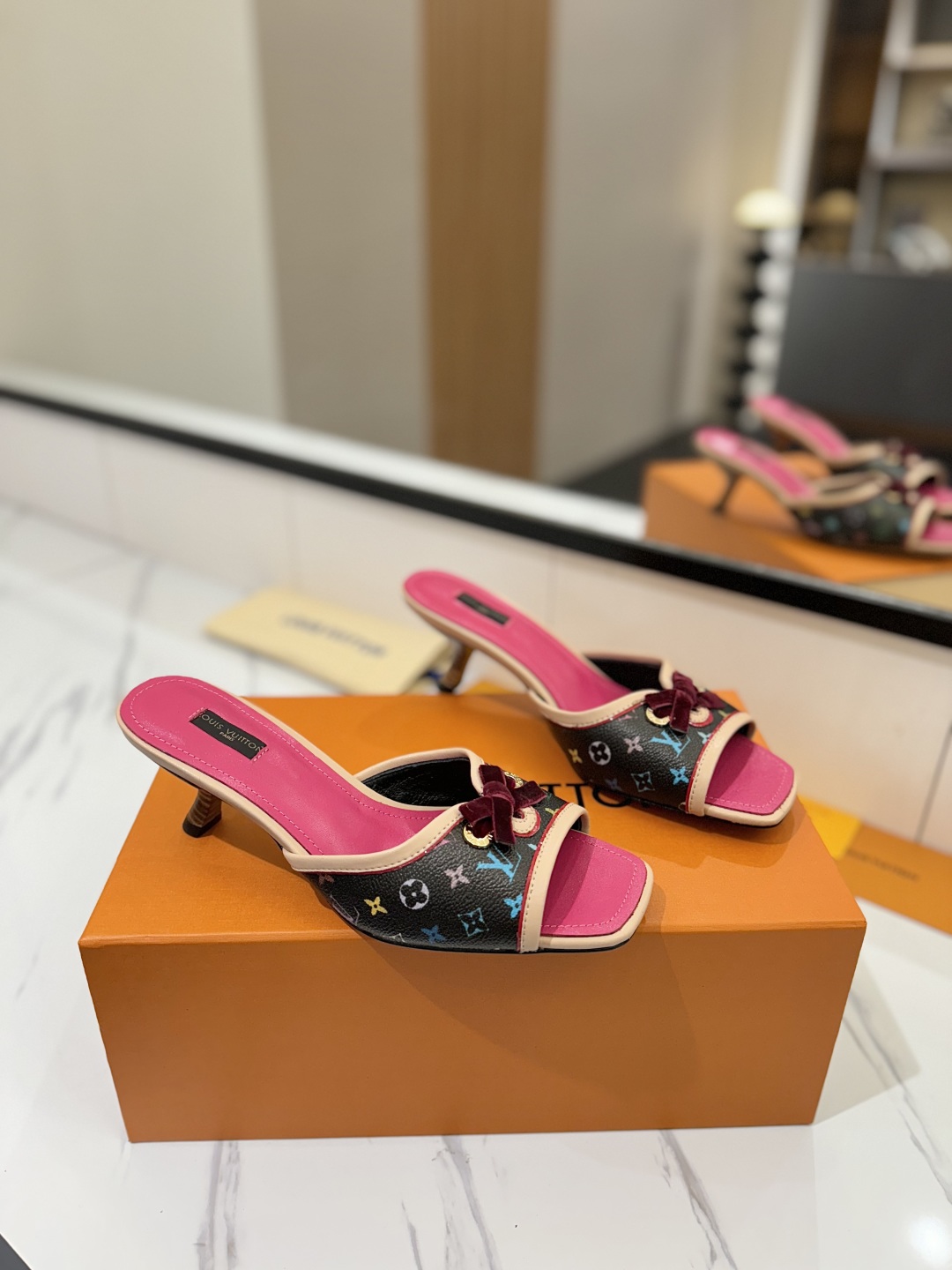 L0vis Vvtt0n Sandals