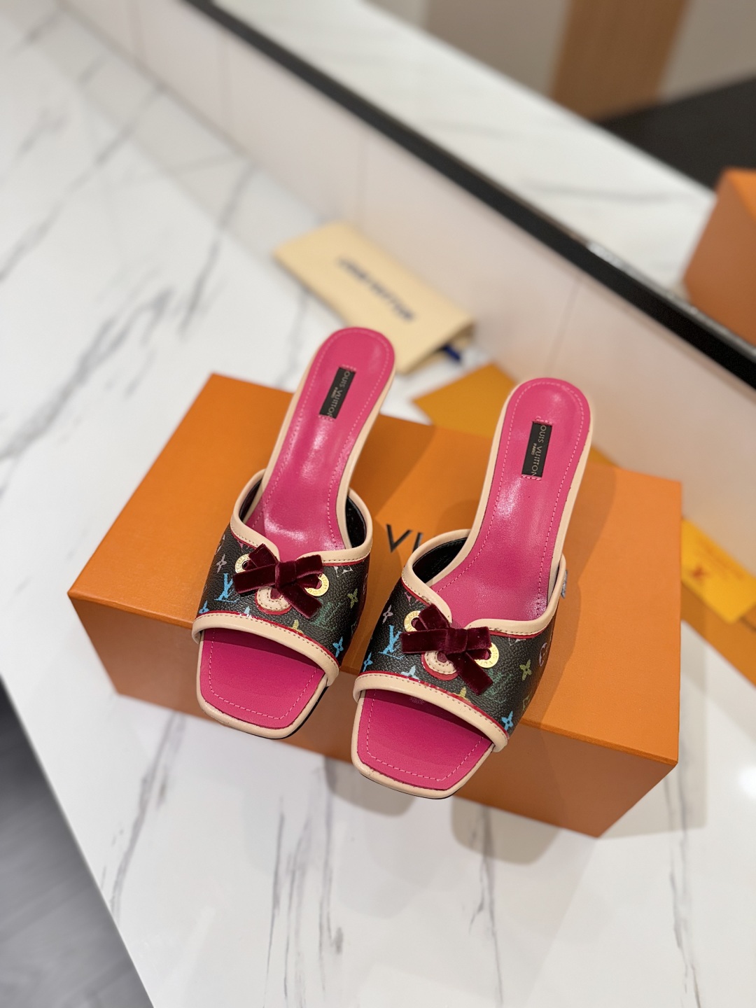 L0vis Vvtt0n Sandals