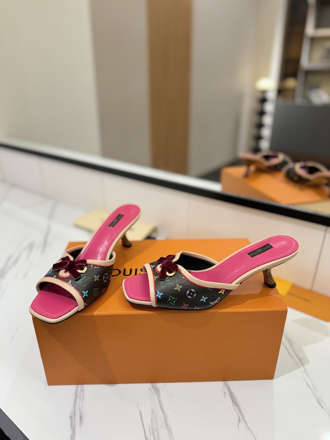 L0vis Vvtt0n Sandals