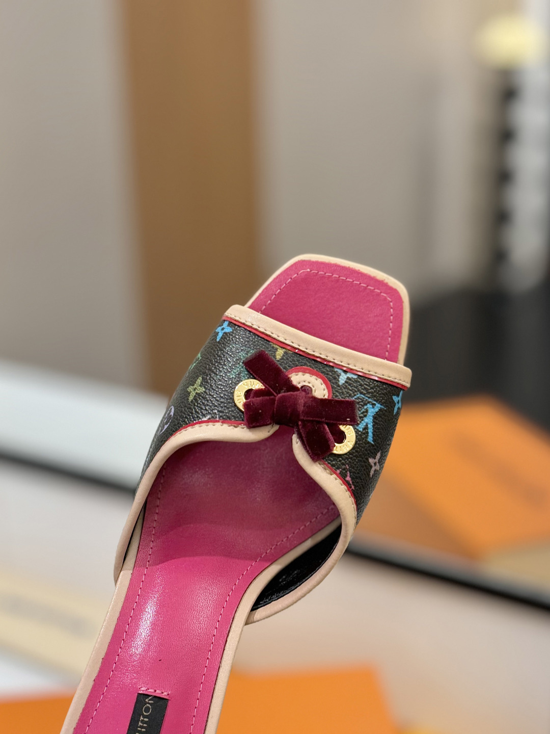 L0vis Vvtt0n Sandals