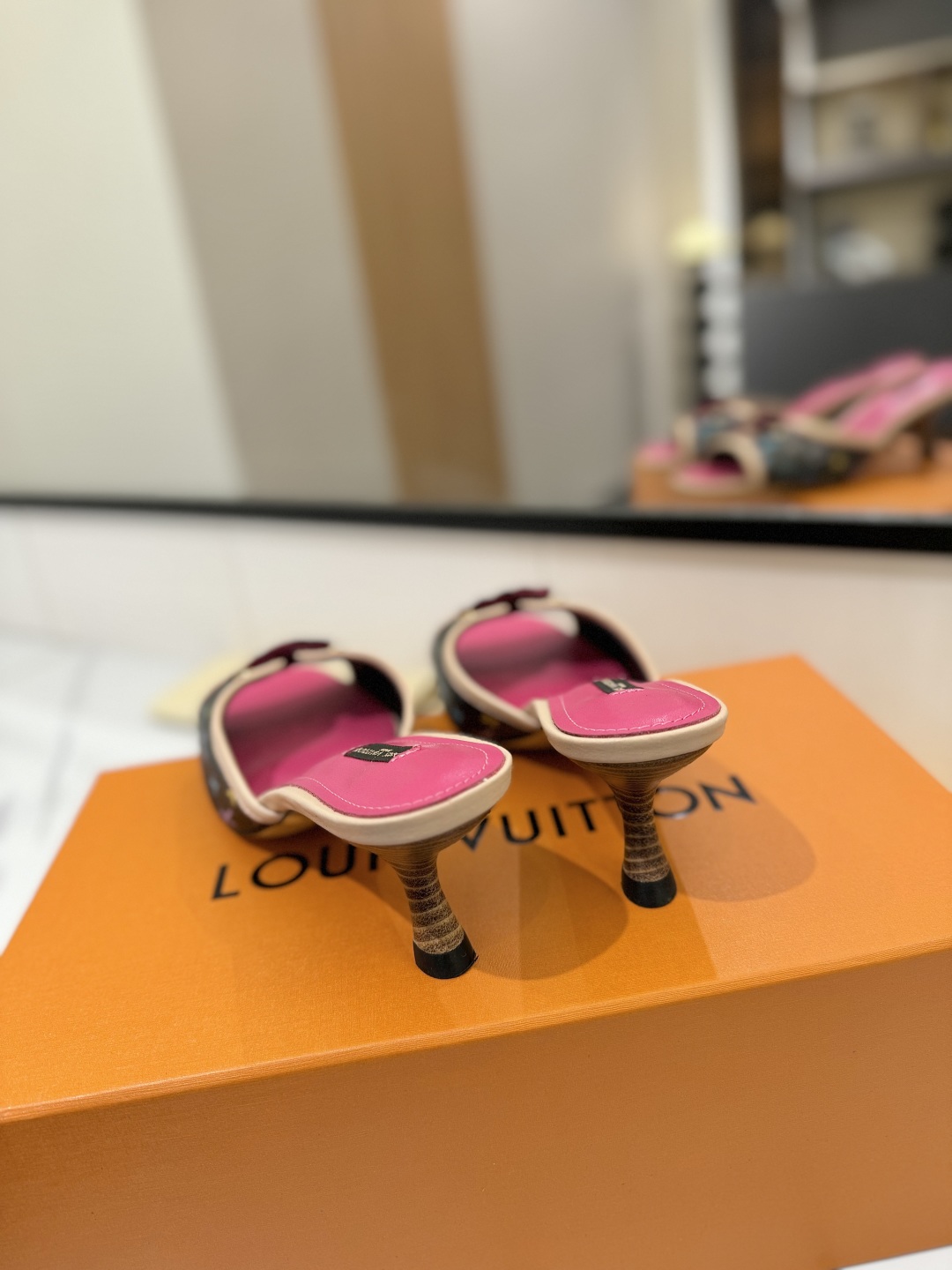 L0vis Vvtt0n Sandals