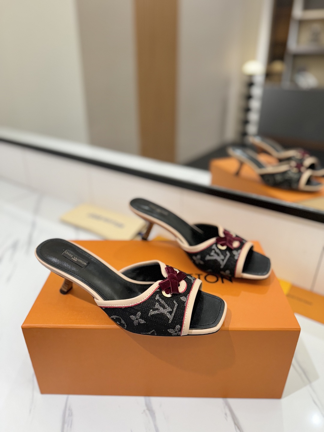L0vis Vvtt0n Sandals