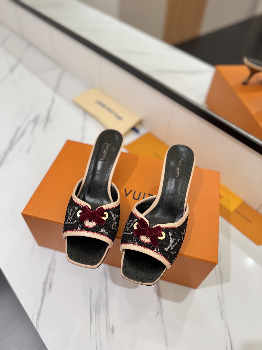 L0vis Vvtt0n Sandals