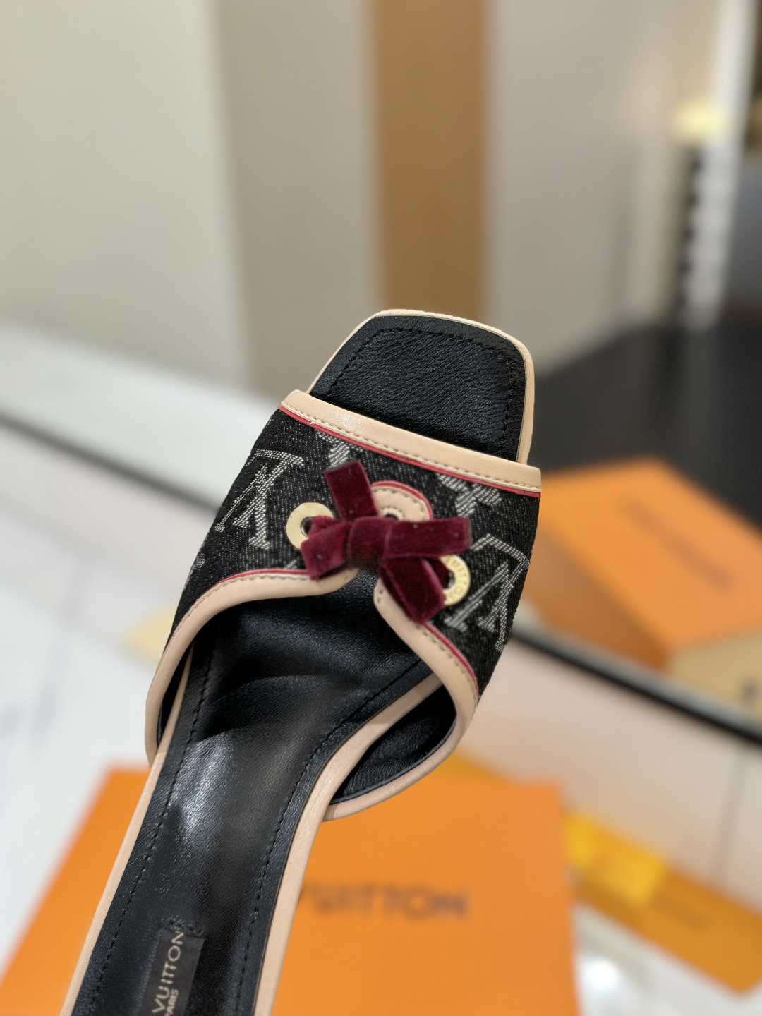 L0vis Vvtt0n Sandals