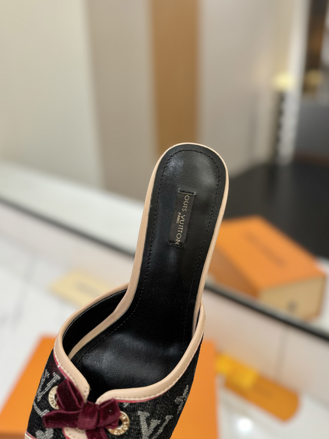 L0vis Vvtt0n Sandals