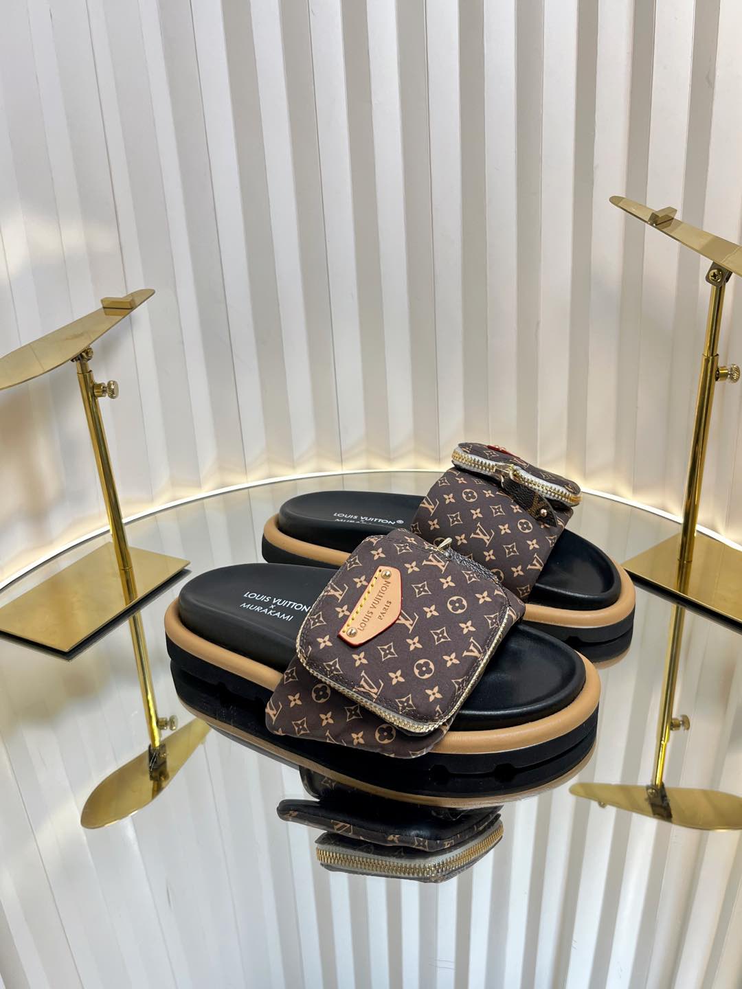 L0vis Vvtt0n Sandals