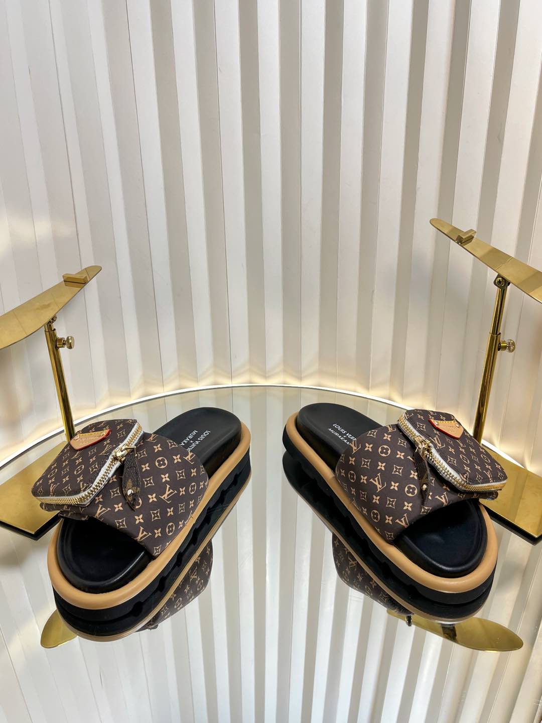 L0vis Vvtt0n Sandals
