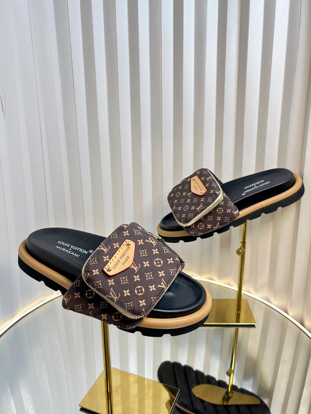 L0vis Vvtt0n Sandals