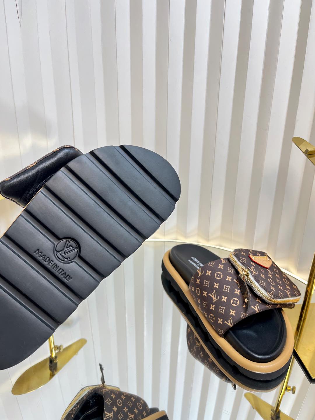 L0vis Vvtt0n Sandals
