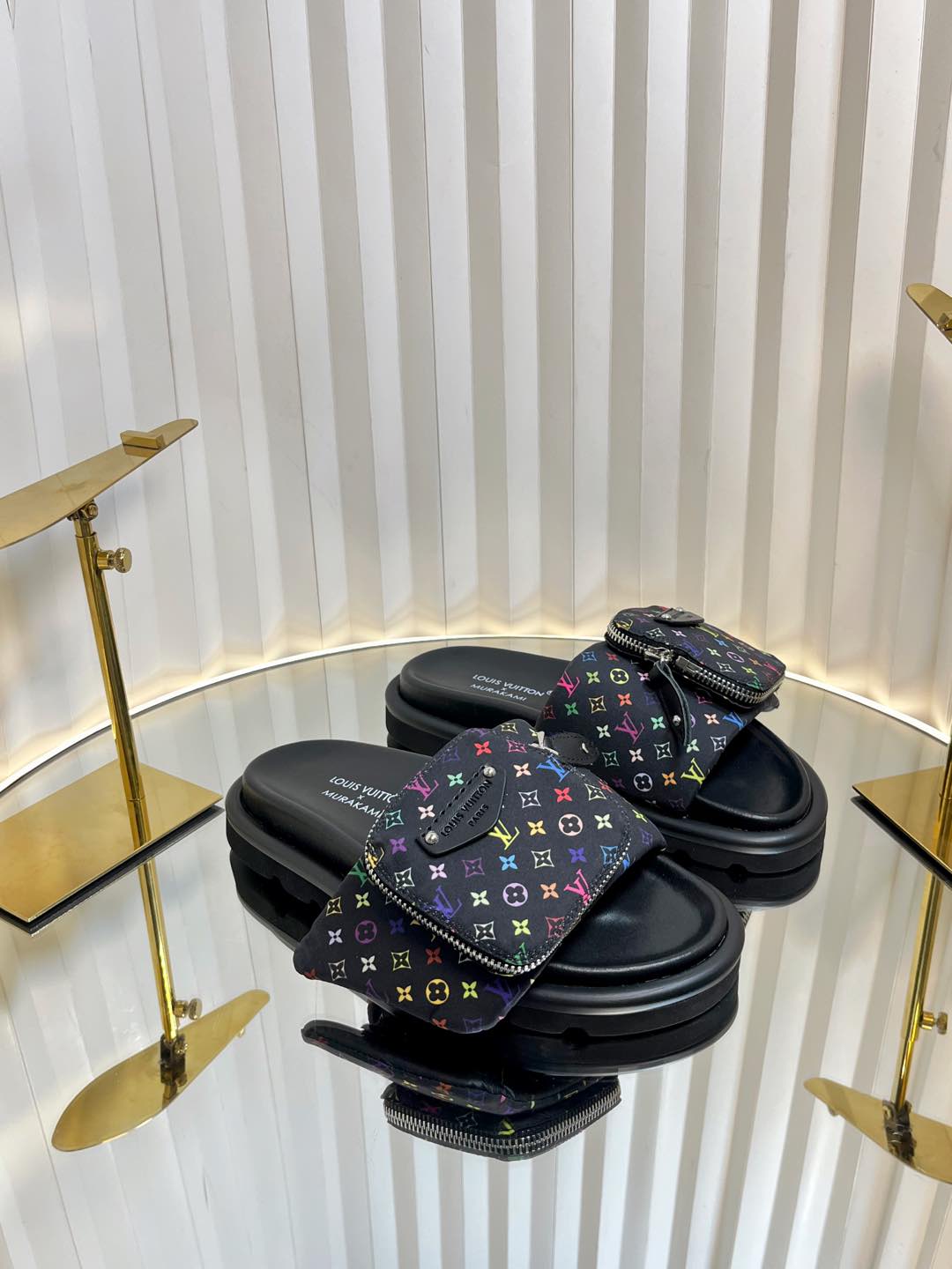 L0vis Vvtt0n Sandals