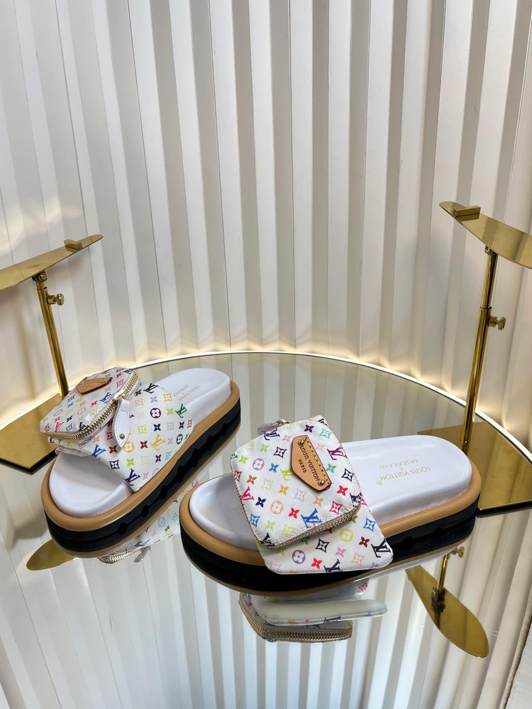 L0vis Vvtt0n Sandals