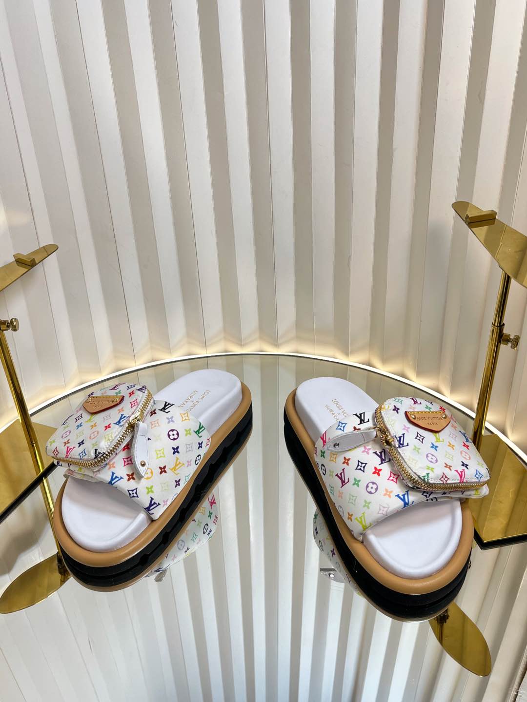 L0vis Vvtt0n Sandals