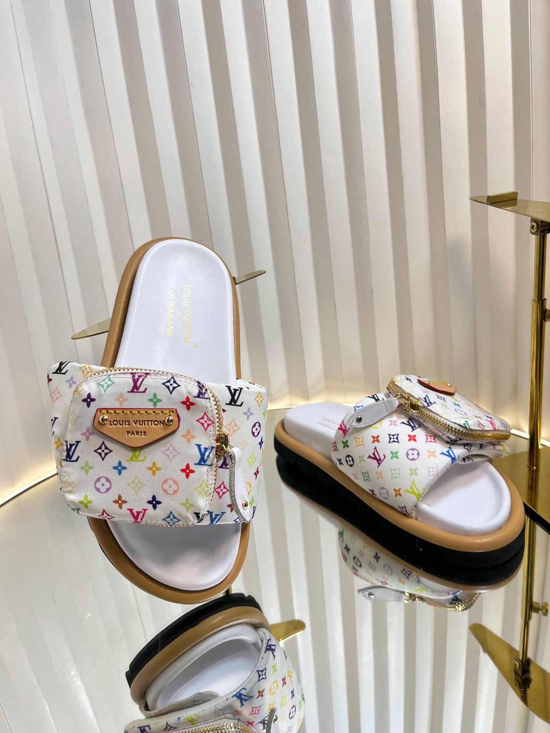 L0vis Vvtt0n Sandals
