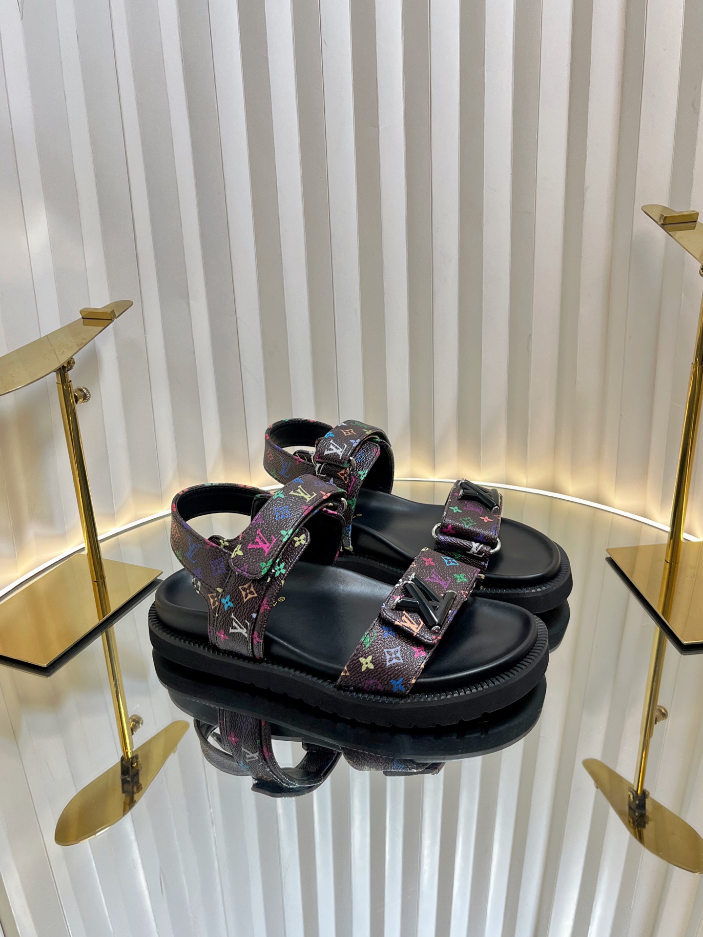 L0vis Vvtt0n Sandals