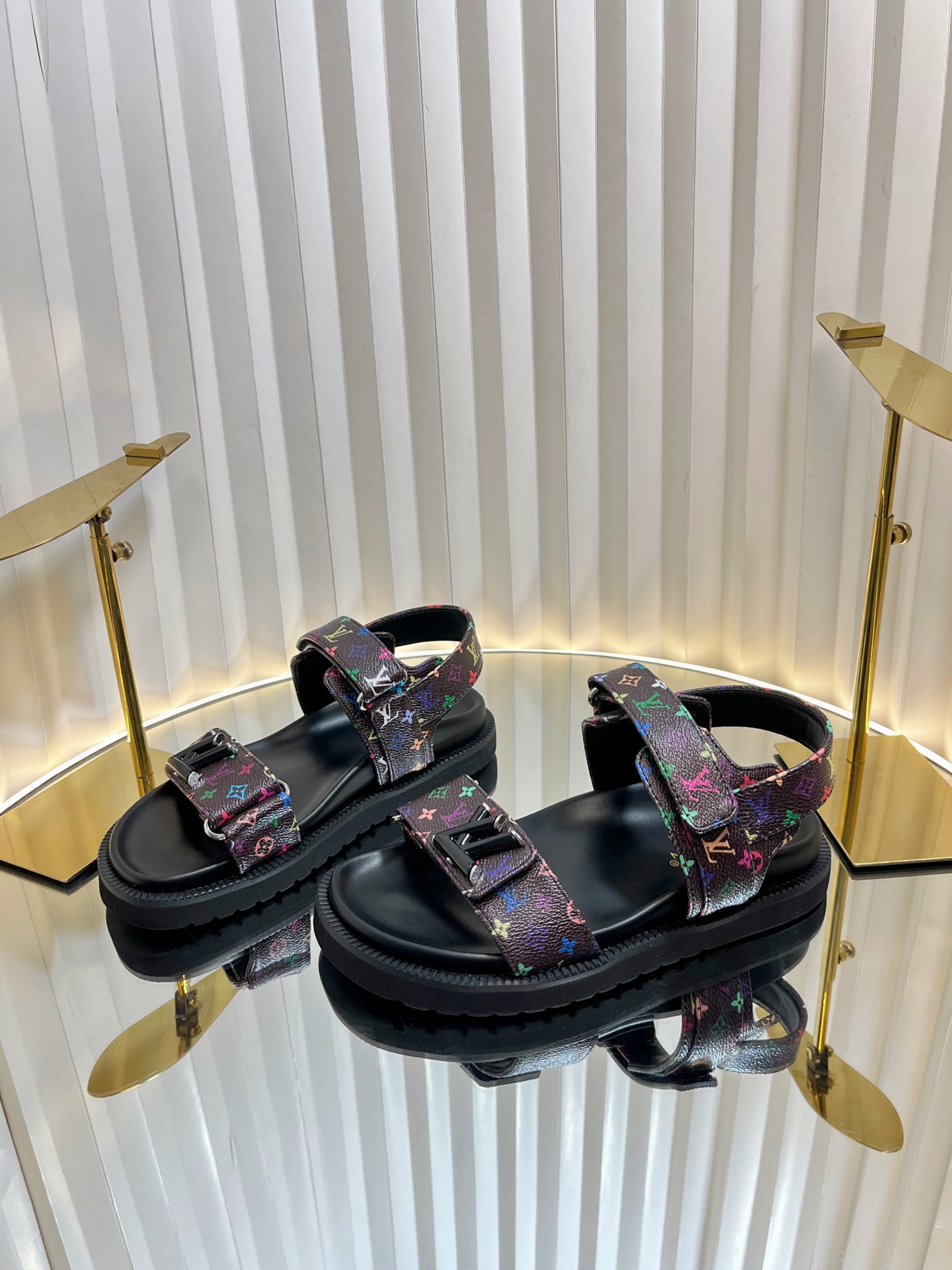 L0vis Vvtt0n Sandals
