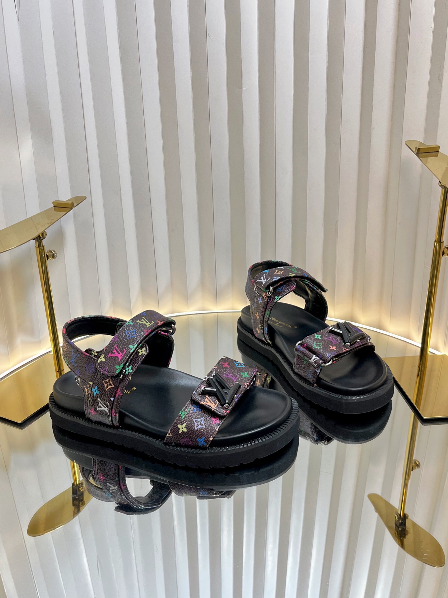 L0vis Vvtt0n Sandals