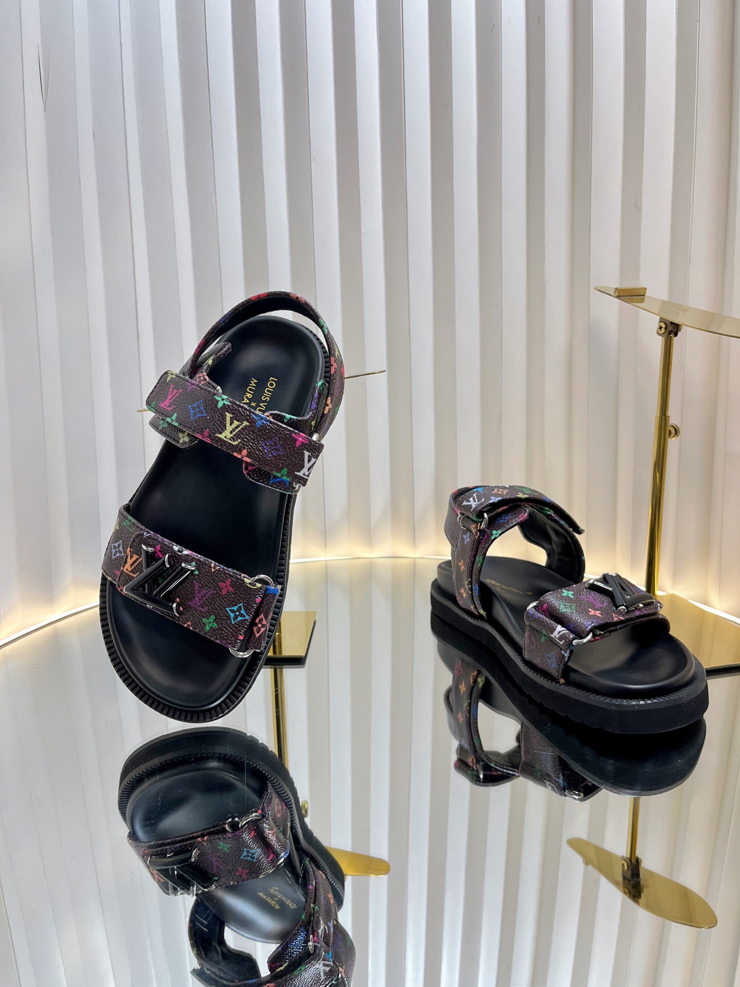 L0vis Vvtt0n Sandals