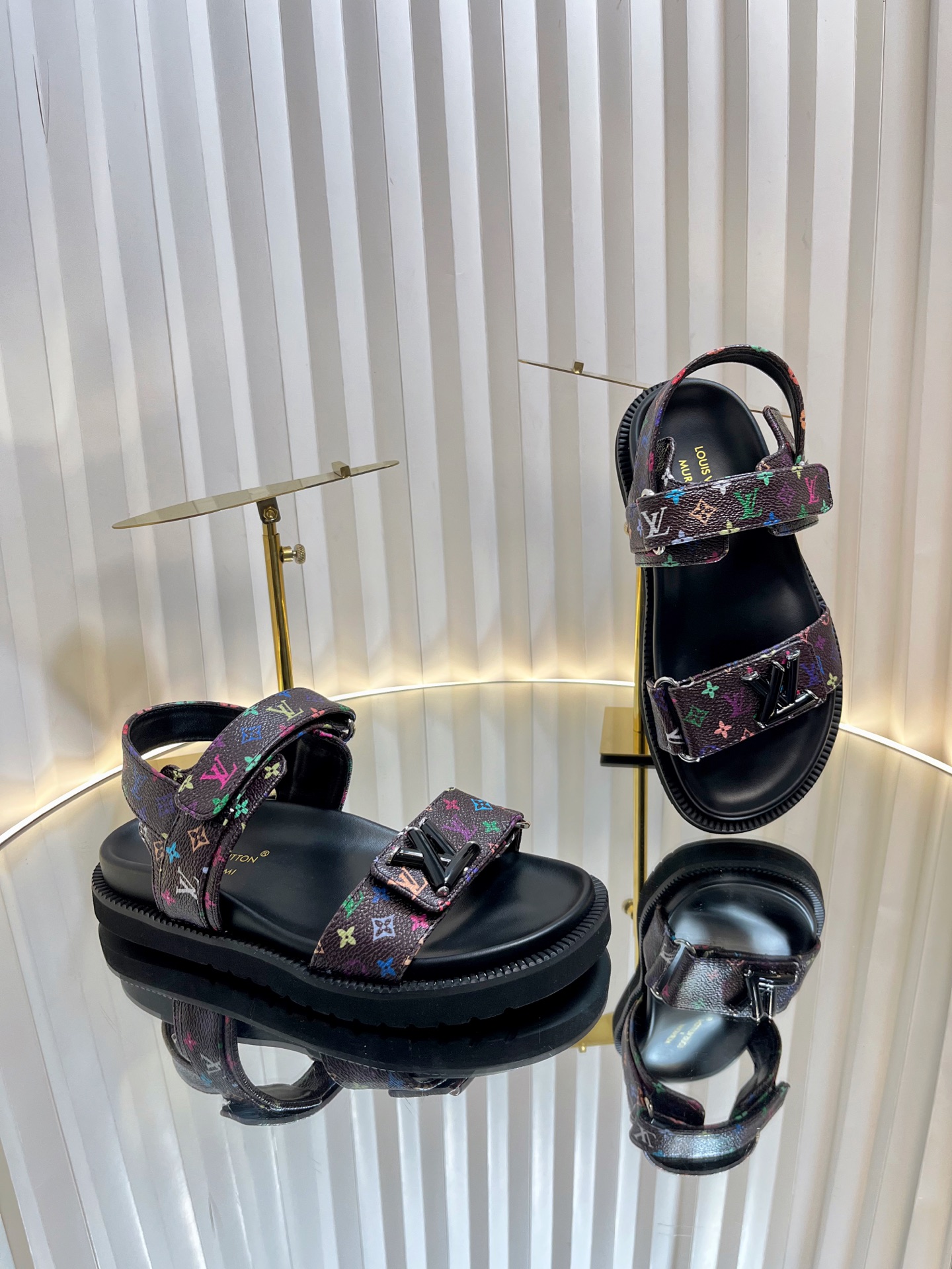 L0vis Vvtt0n Sandals