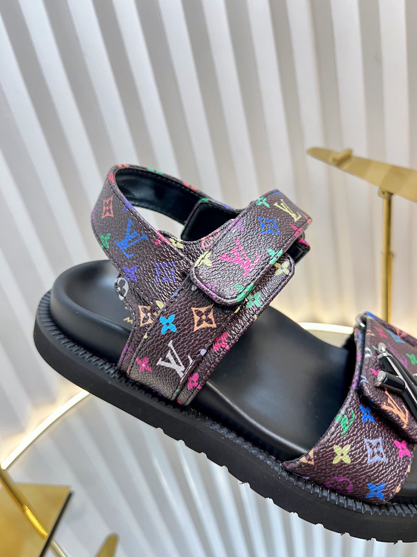 L0vis Vvtt0n Sandals