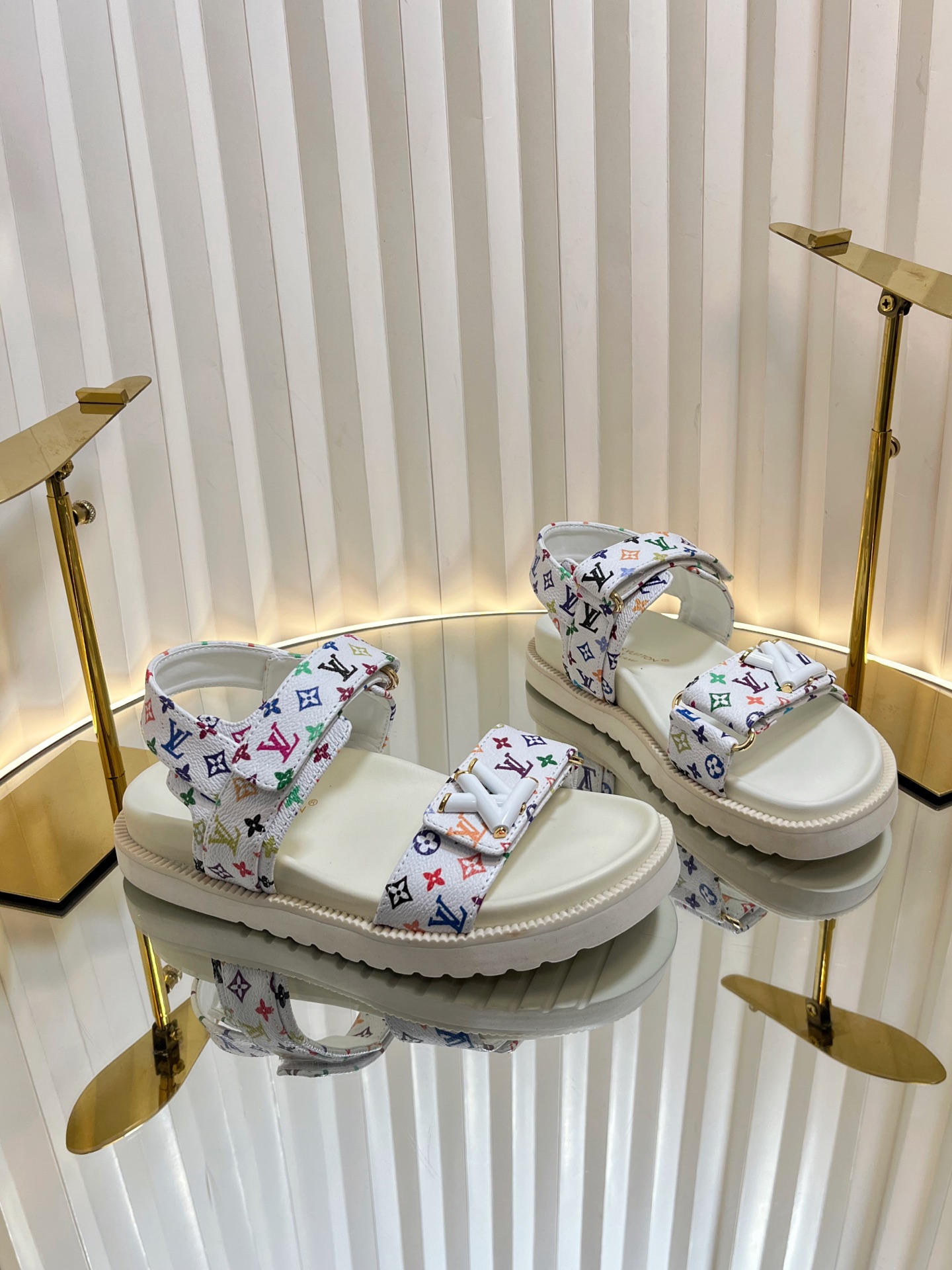 L0vis Vvtt0n Sandals