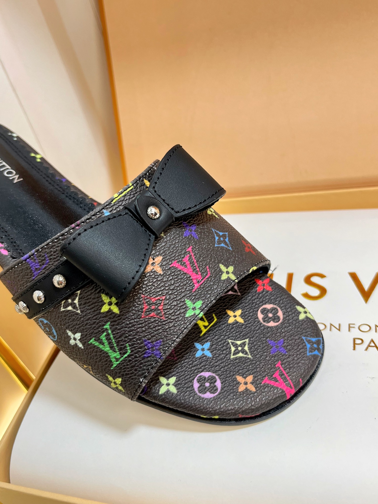 L0vis Vvtt0n Sandals