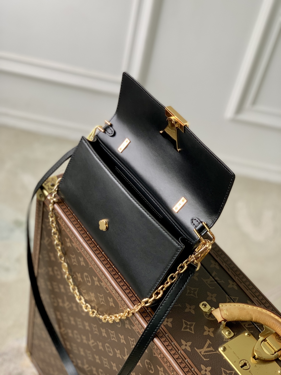L0vis Vvtt0n Wallet On Chain Capucines M12143-12 x 4 x 23CM