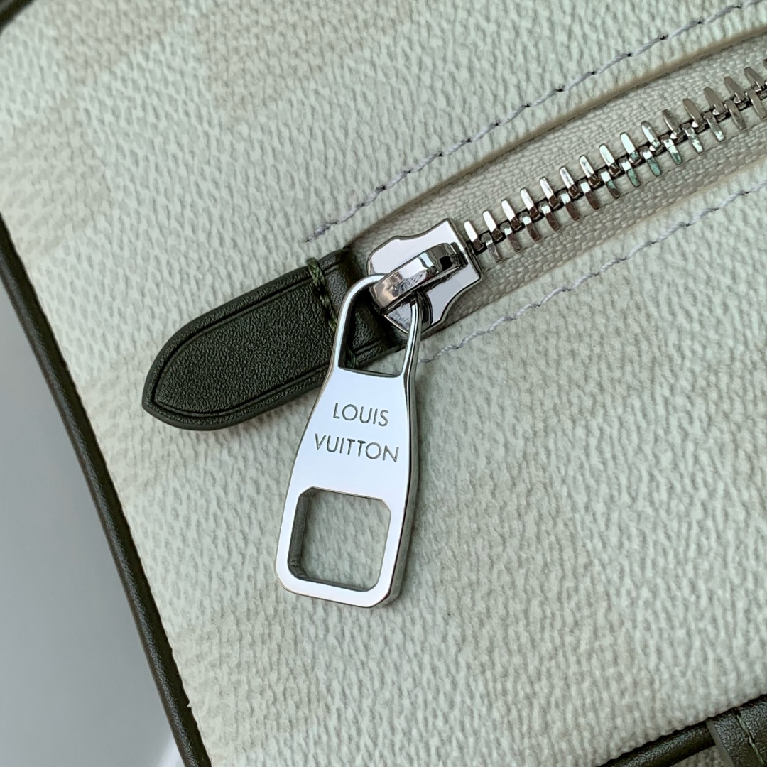 L0vis Vvtt0n Locker Dopp Kit Pouch -23 x 13 x 12CM