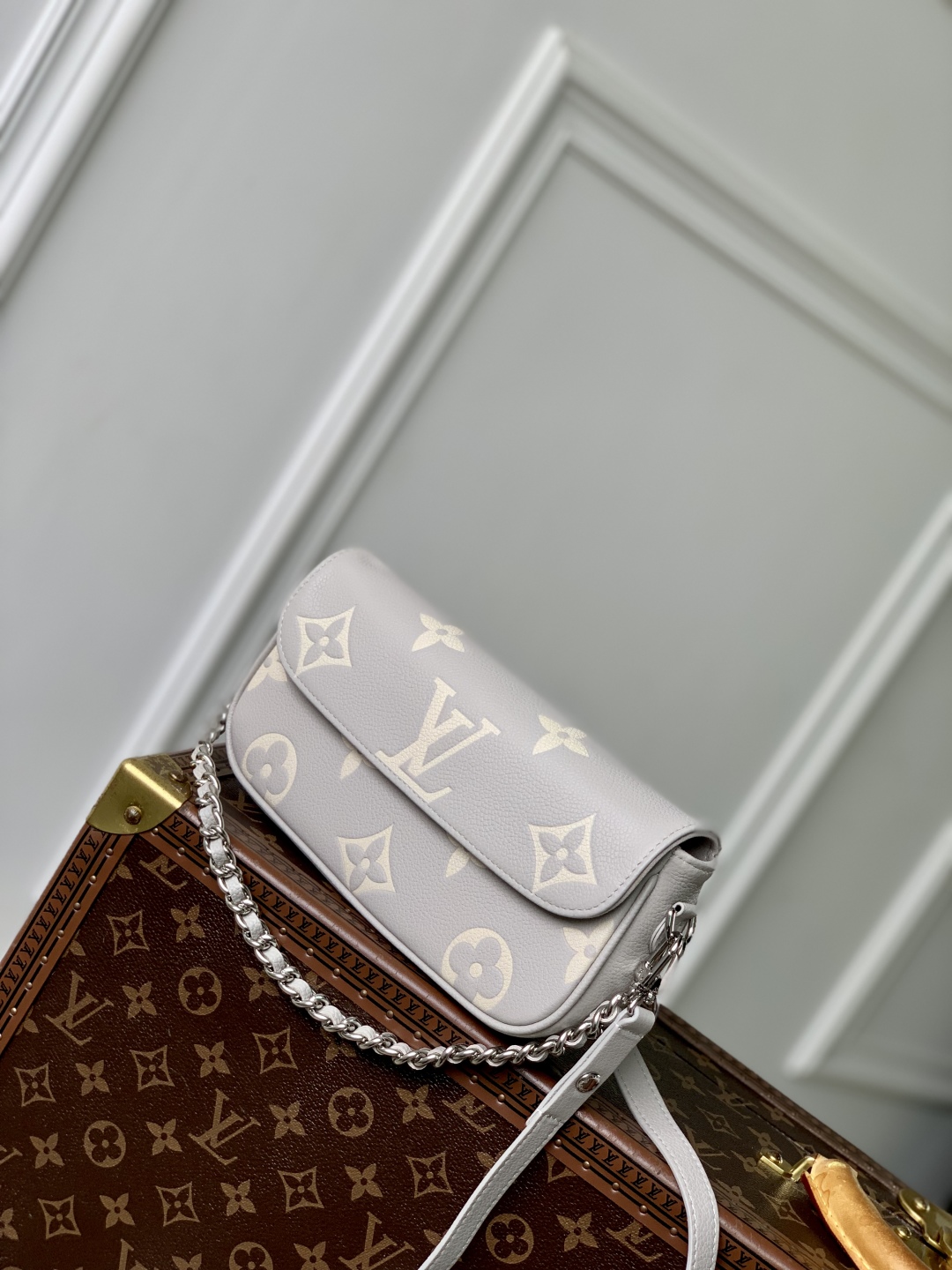 L0vis Vvtt0n Wallet on Chain Ivy-23.5 x 12 x 4.3CM