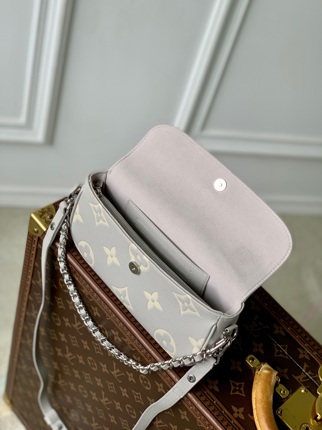 L0vis Vvtt0n Wallet on Chain Ivy-23.5 x 12 x 4.3CM