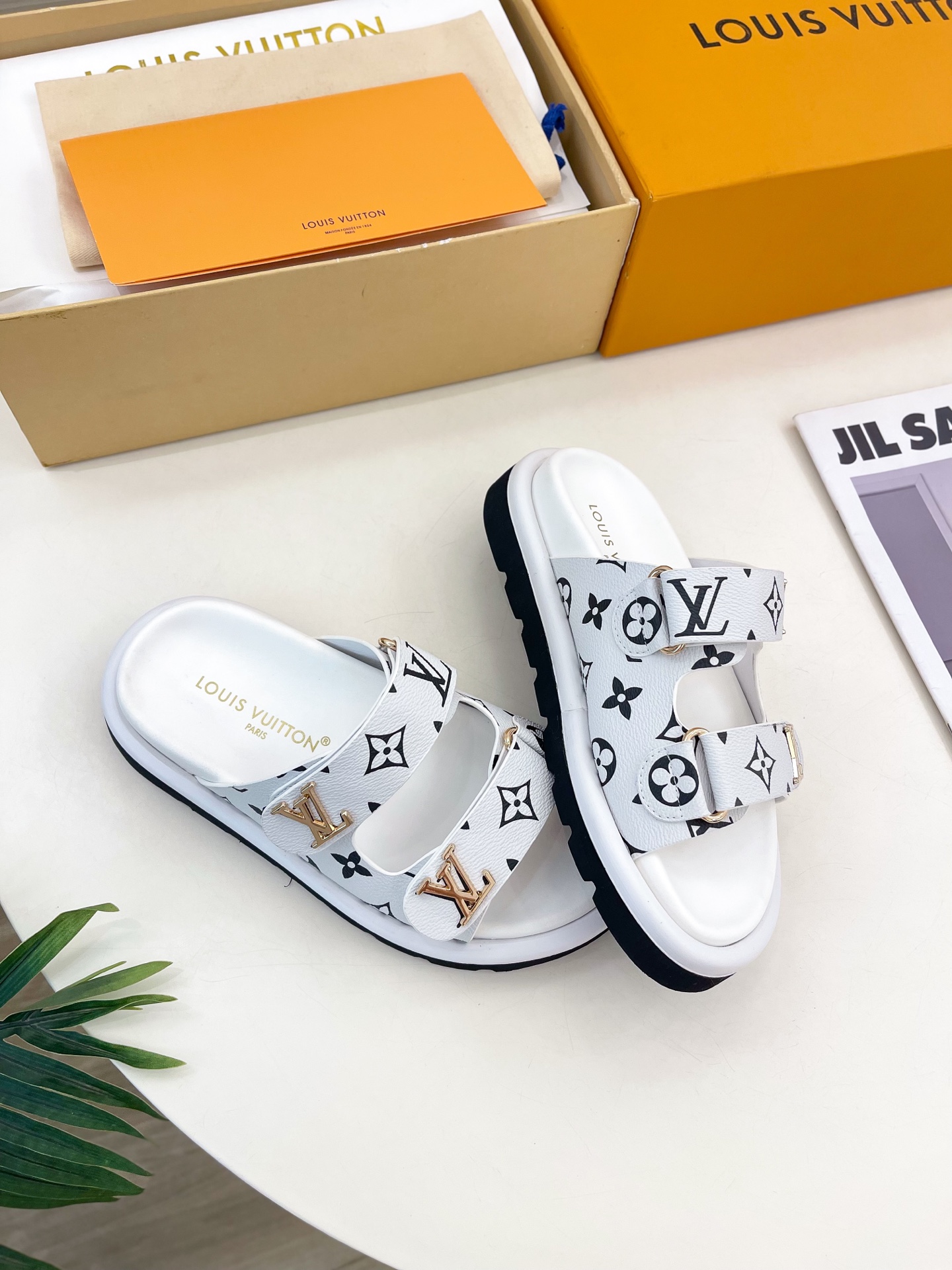 L0vis Vvtt0n 25SS Sandals