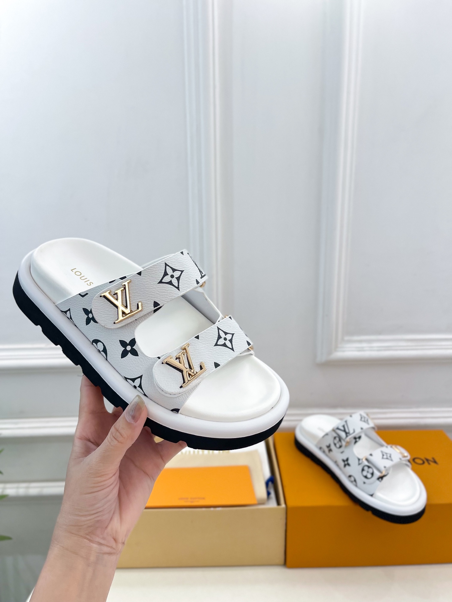 L0vis Vvtt0n 25SS Sandals