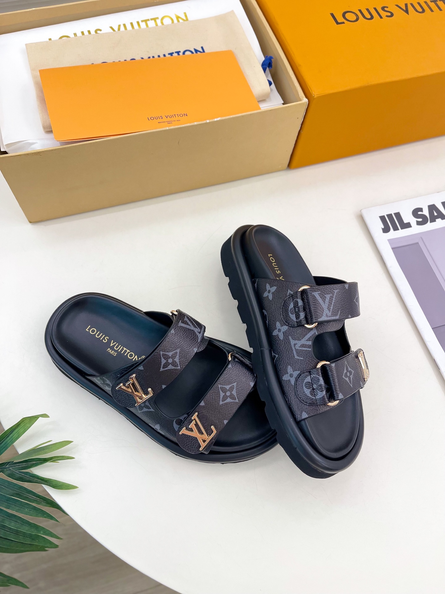 L0vis Vvtt0n 25SS Sandals