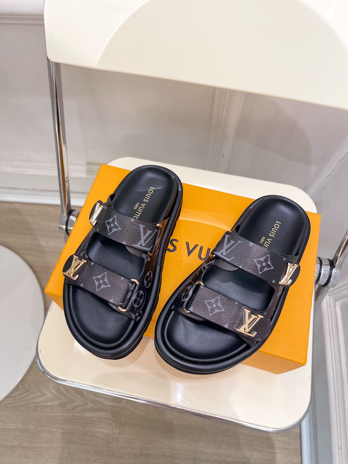 L0vis Vvtt0n 25SS Sandals