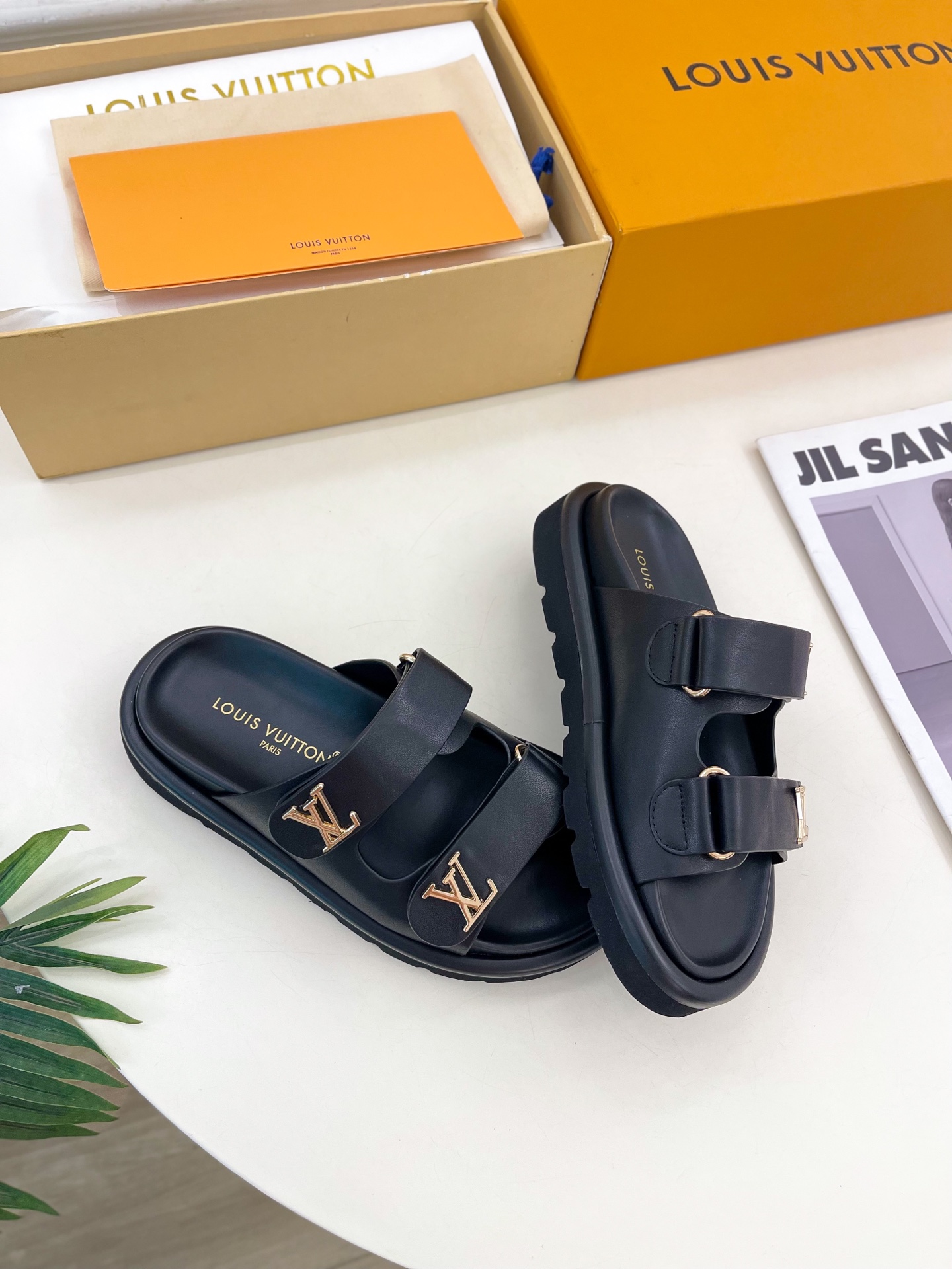 L0vis Vvtt0n 25SS Sandals
