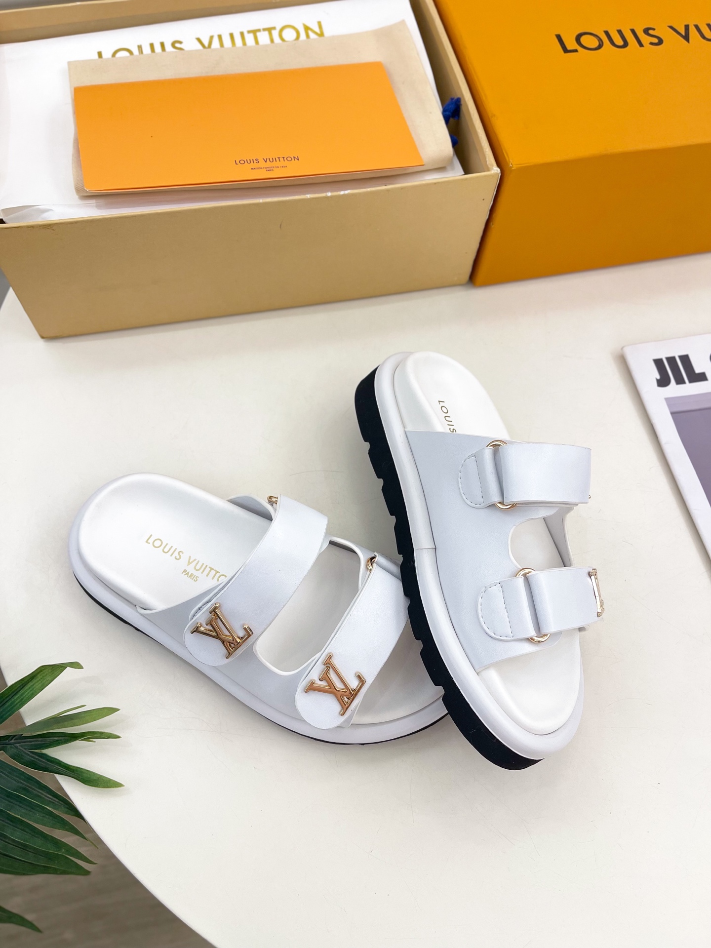 L0vis Vvtt0n 25SS Sandals