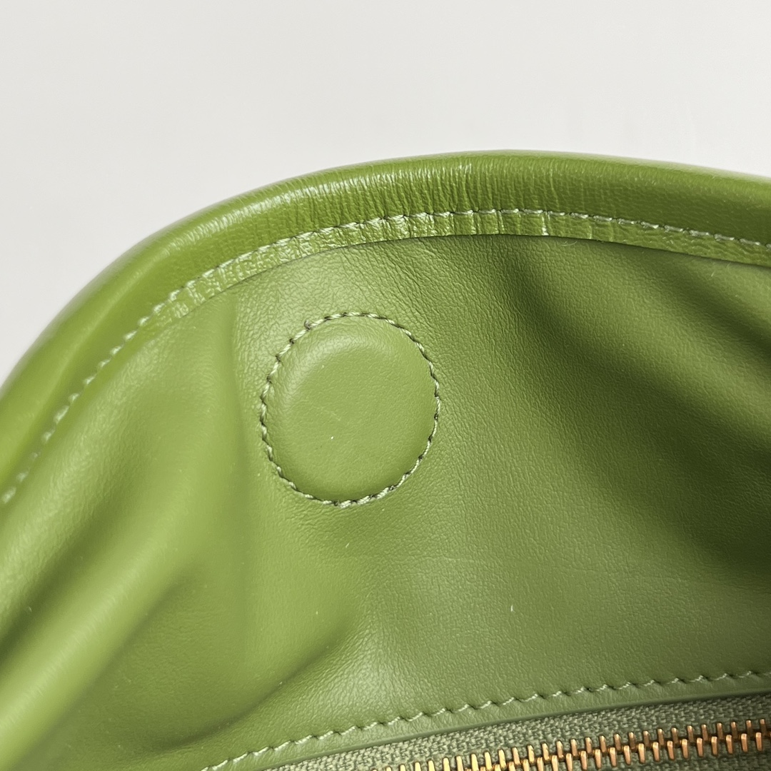B0tt*ga Ven*ta Hop Bag-46x21x10CM