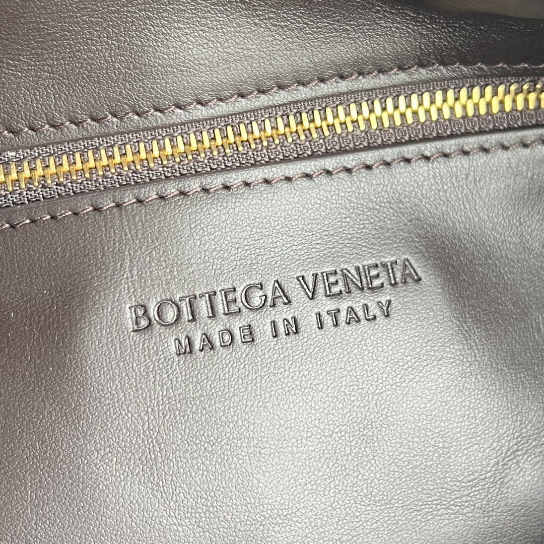 B0tt*ga Ven*ta Hop Bag-46x21x10CM