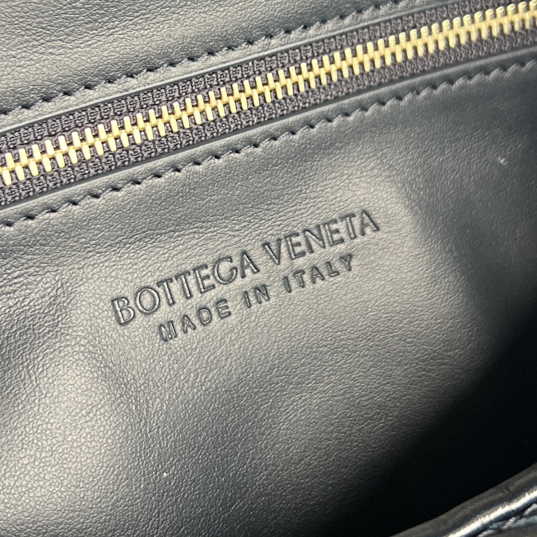 B0tt*ga Ven*ta Hop Bag-46x21x10CM