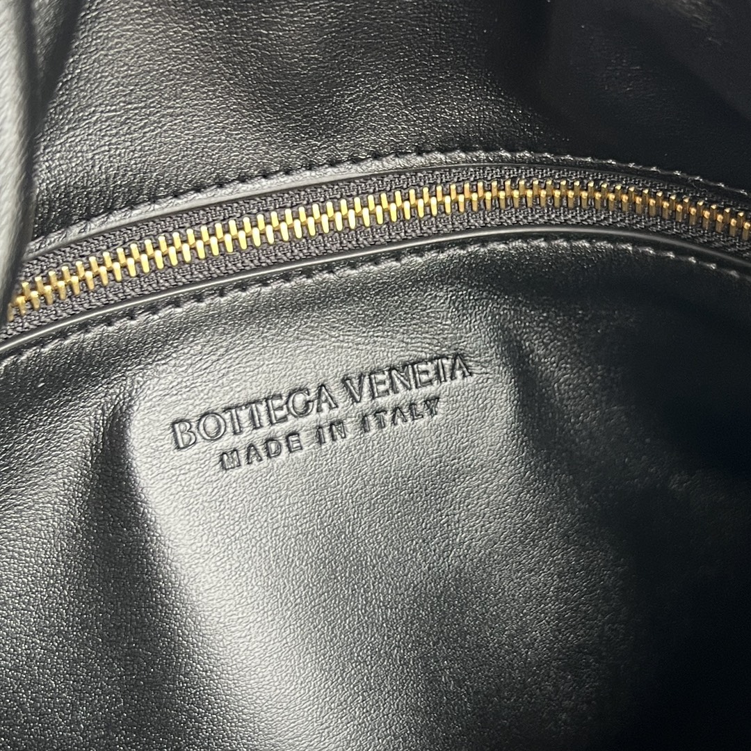 B0tt*ga Ven*ta Hop Bag-46x21x10CM