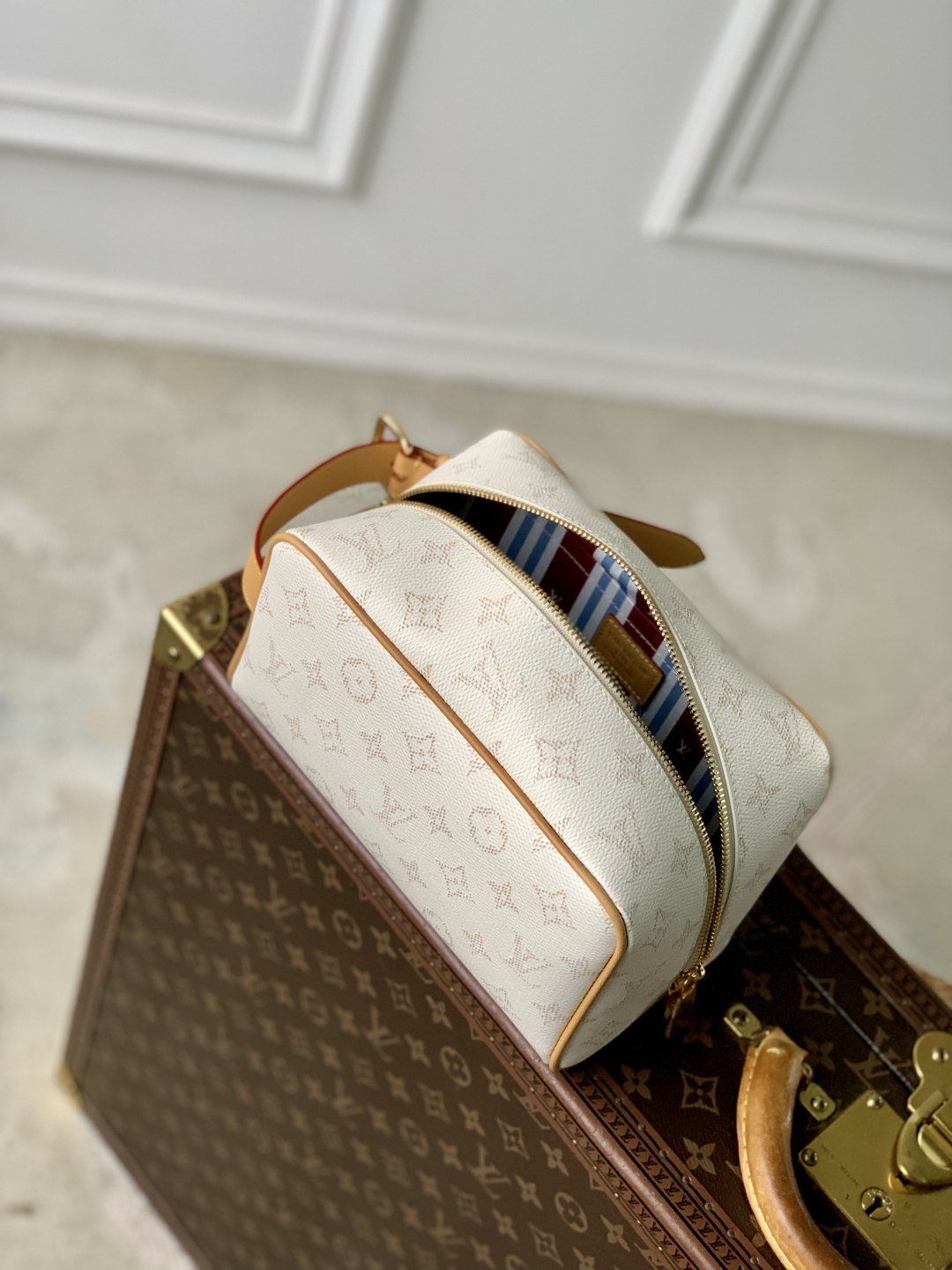 L0vis Vvtt0n Locker Dopp Kit Pouch -23 x 13 x 12CM