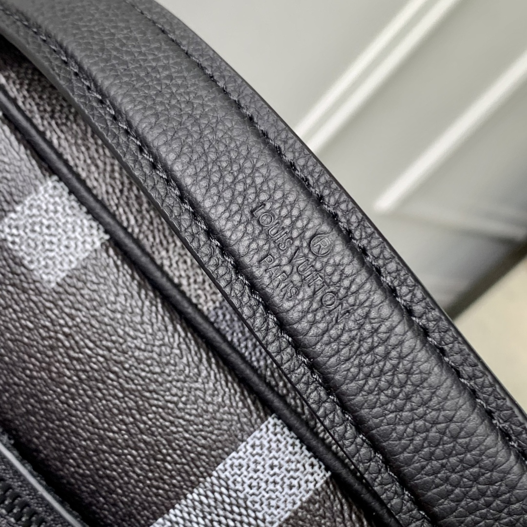 l0vis Vvtt0n nil messenger bag-25 x 17.5 x 11cm