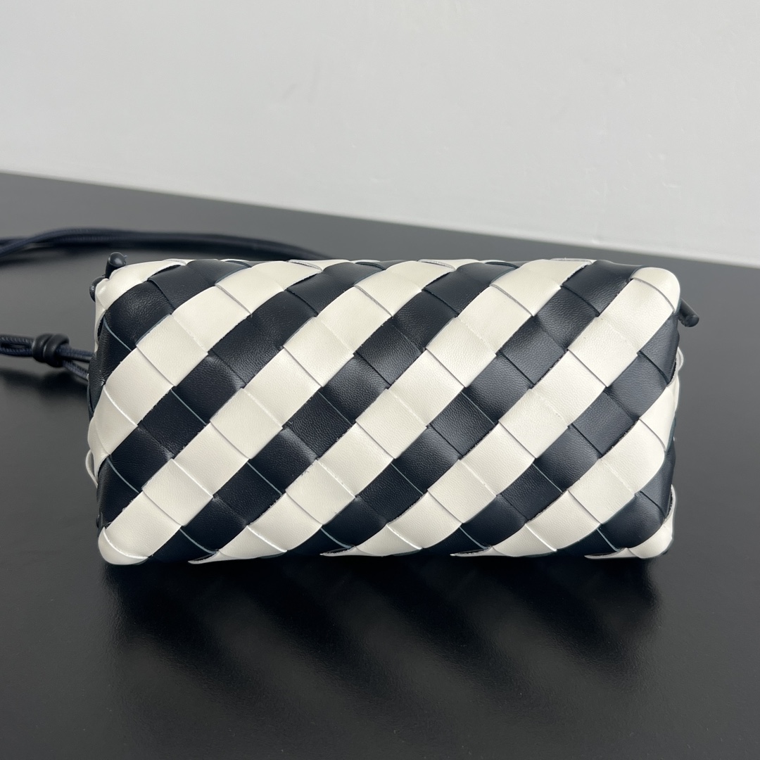 b0tt*ga Ven*ta concert striped leather pouch crossbody bag-18.5*11.5*8.5cm