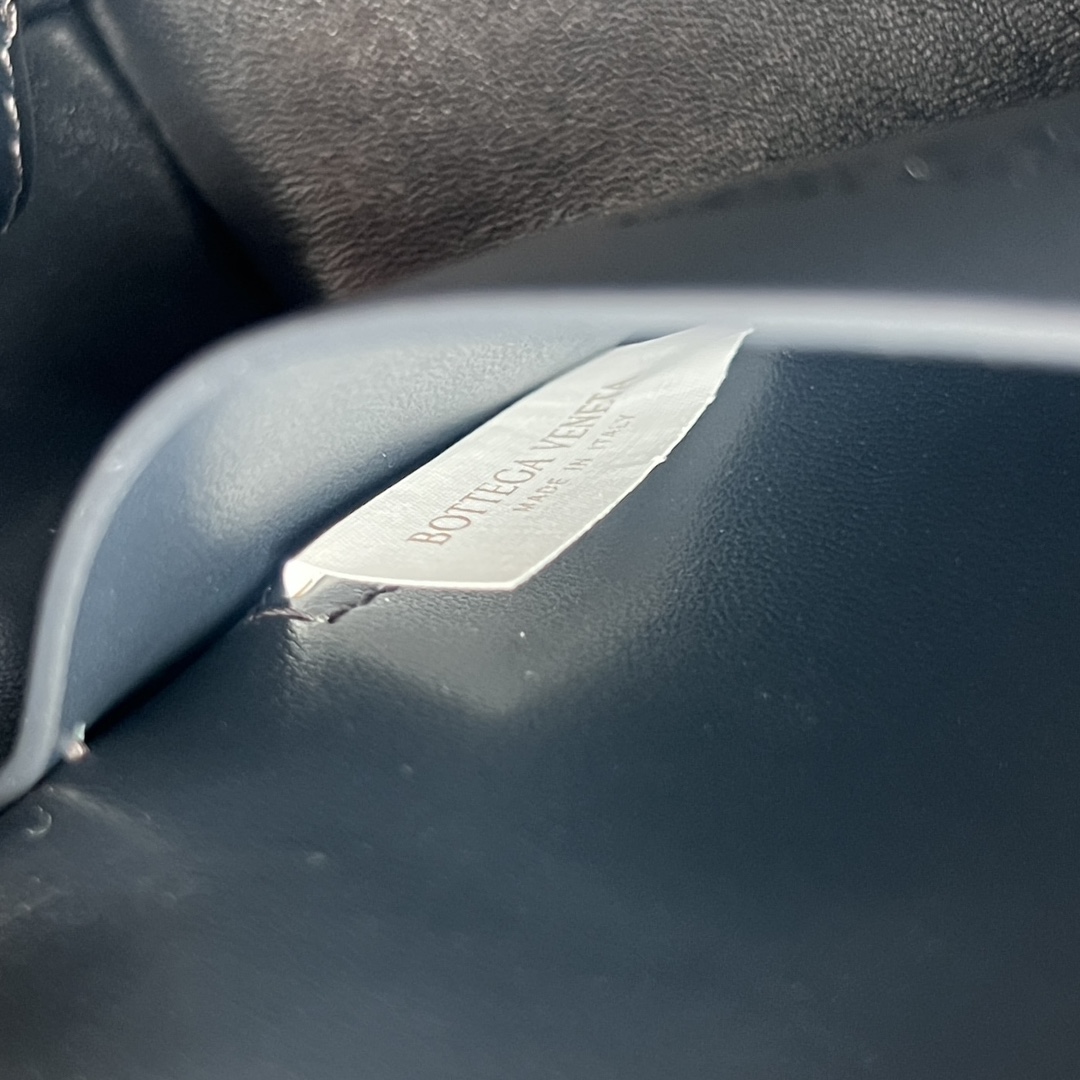 b0tt*ga Ven*ta concert striped leather pouch crossbody bag-18.5*11.5*8.5cm