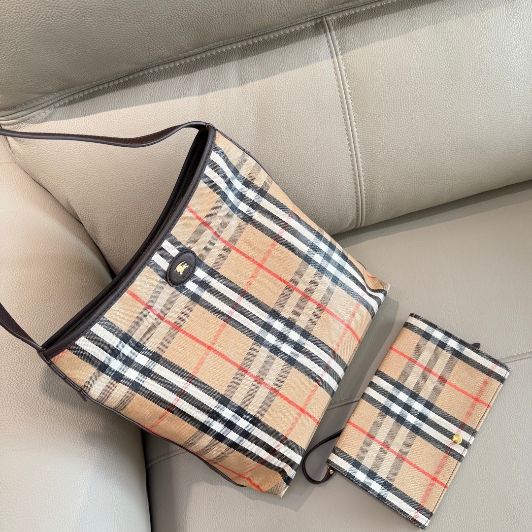 Bv*b*rry Small Highlands Shoulder Bag in Sand-28.5 x 11.5x 31CM