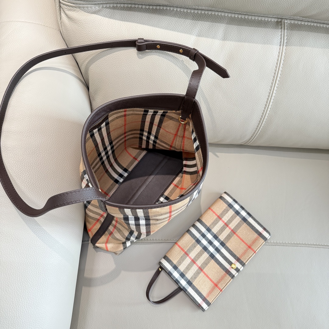 Bv*b*rry Small Highlands Shoulder Bag in Sand-28.5 x 11.5x 31CM