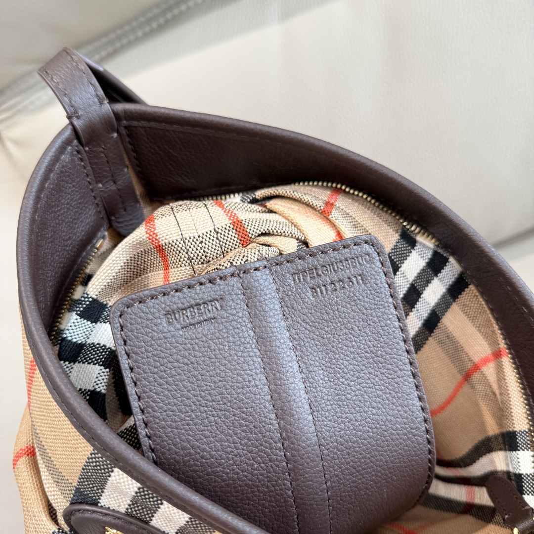 Bv*b*rry Small Highlands Shoulder Bag in Sand-28.5 x 11.5x 31CM