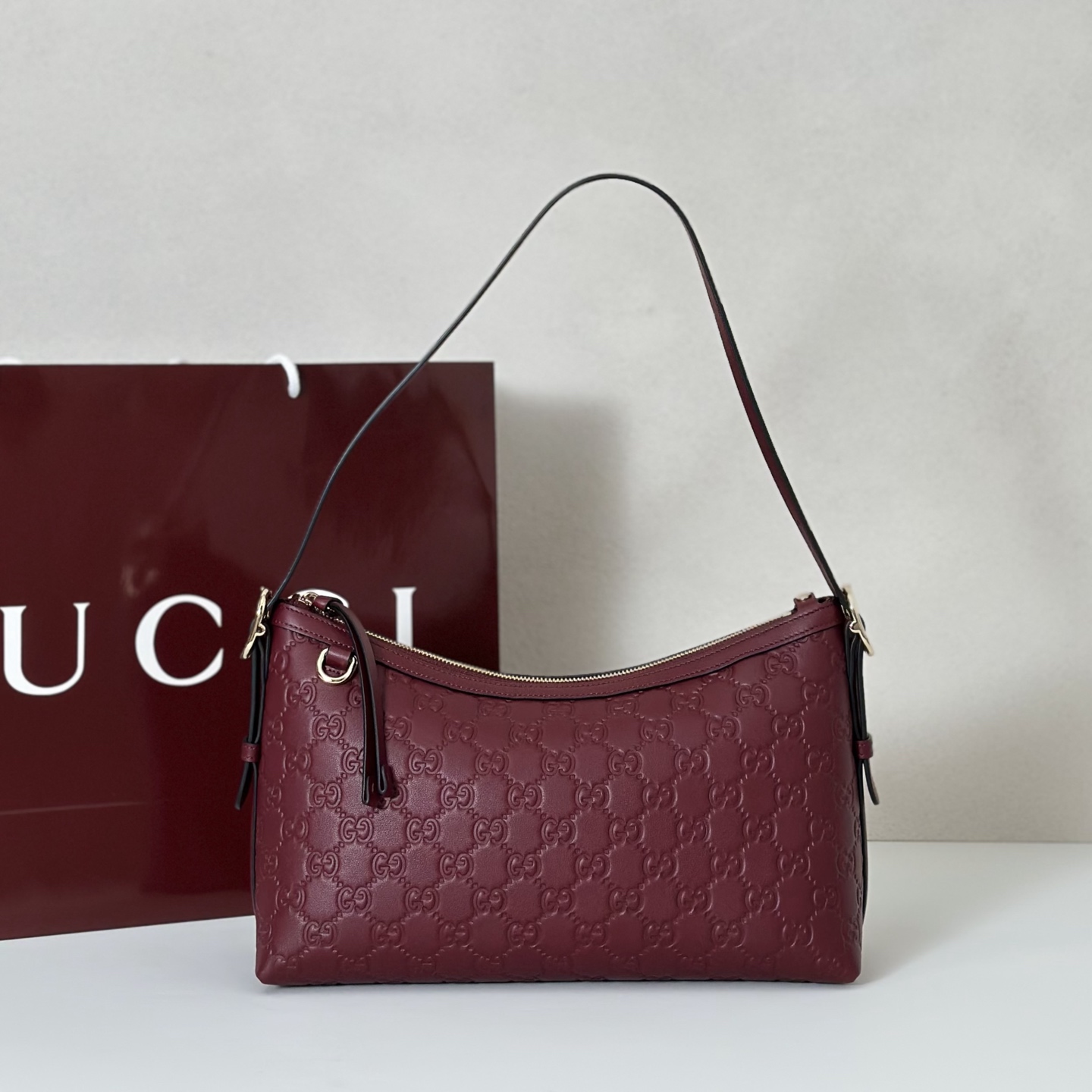 Gvc*1 Medium Emblem Shoulder Bag-30*19*11CM