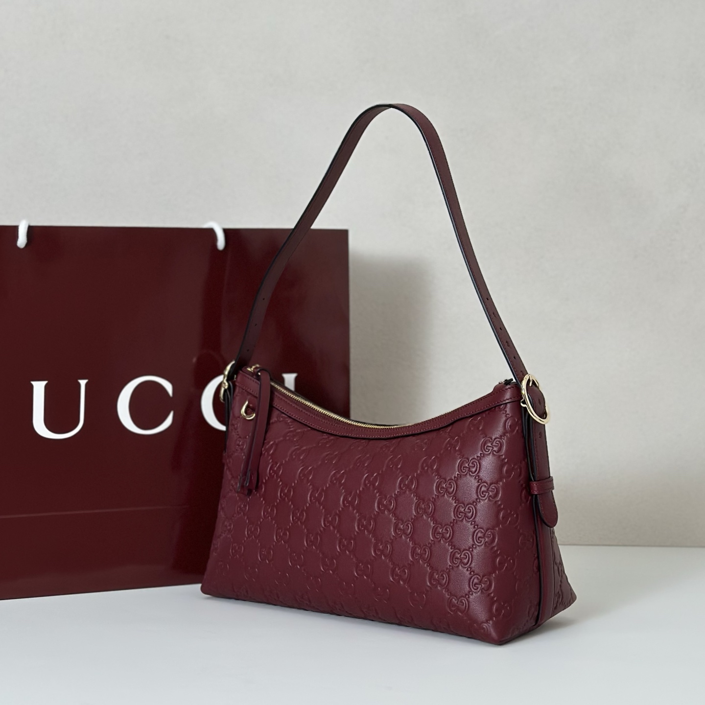 Gvc*1 Medium Emblem Shoulder Bag-30*19*11CM