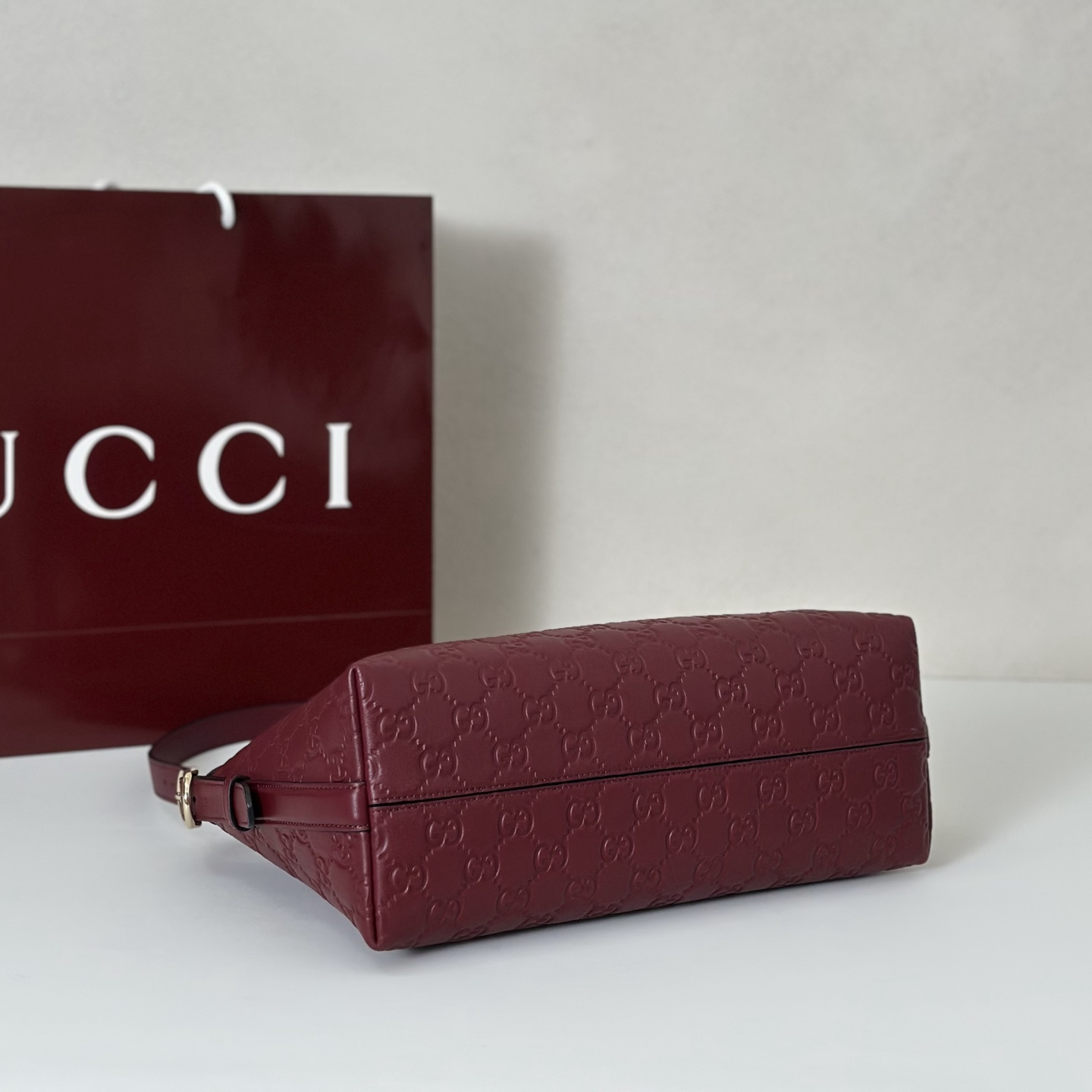 Gvc*1 Medium Emblem Shoulder Bag-30*19*11CM